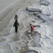 3 Frauen am Eisstrand 1